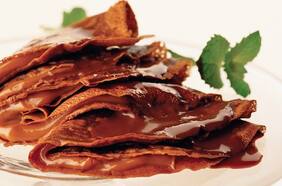 Panqueques de chocolate con manjar y salsa bitter