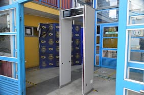Detector de metales en los colegios