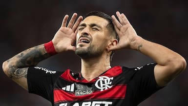 Con Pulgar en la oncena ideal: Arrascaeta arrasa con Messi y se anota como el nuevo Rey de América