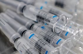 De críticas al Minsal a explicaciones por actualizaciones: reacciones parlamentarias por vacunas vencidas contra la influenza y el Covid-19