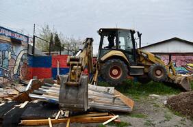 Homenajeaba a hincha de la “U” en Maipú: gobierno ejecuta novena demolición de memorial narco