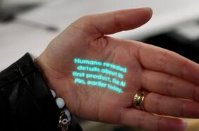 Cómo es el AI Pin, el nuevo dispositivo con Inteligencia Artificial que promete reemplazar a los celulares