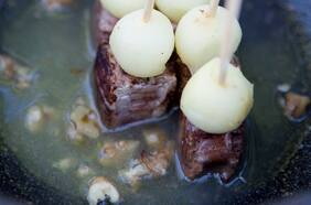 Pincho de cerdo a la mostaza con manzanas confitadas y nueces