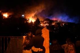 Las imágenes del voraz incendio que afecta al cerro Cordillera en Valparaíso