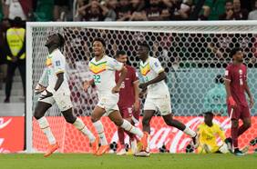 Senegal aprovecha las licencias de Qatar para sumar su primera victoria en la Copa del Mundo