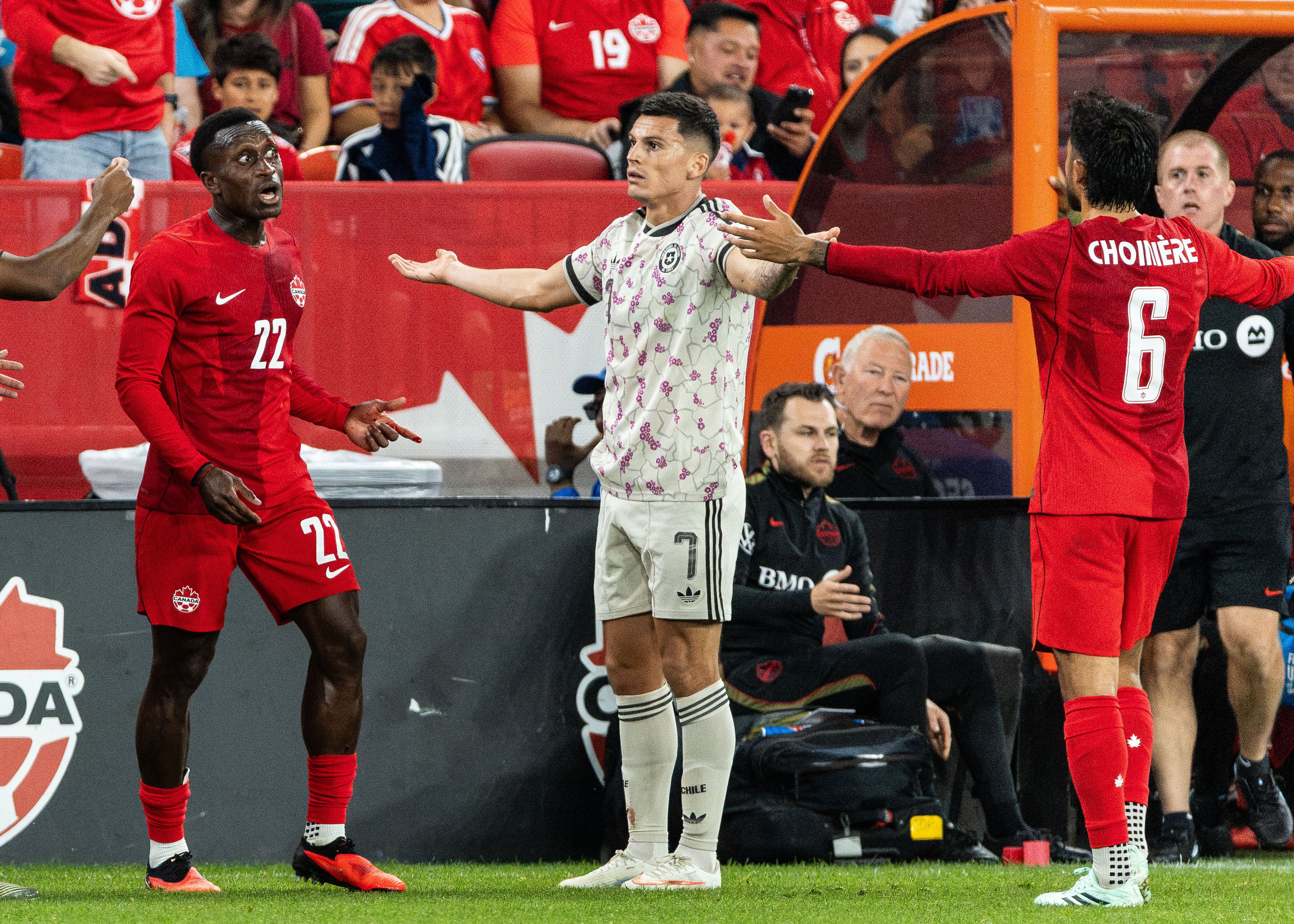 Polémica en el amistoso ante Canadá: revisa las expulsiones de Lucas Cepeda y Gabriel Suazo que dejan con nueve a la Roja