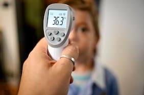 Fact Checking: ¿Los termómetros infrarrojos dañan las neuronas? ¿Segunda ola de contagios afecta más a jóvenes que adultos mayores?