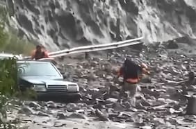 Deslizamiento de tierra en Camino a Farellones deja a unas 90 personas aisladas en Lo Barnechea