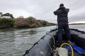 Por pescadores desaparecidos en San Pedro de la Paz: Armada continúa búsqueda terrestre y emprende navegación marítima