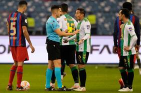 “Con la frente muy alta” y “Soberbio ejercicio de confianza y sacrificio”, prensa española destaca el trabajo del Betis ante Barcelona