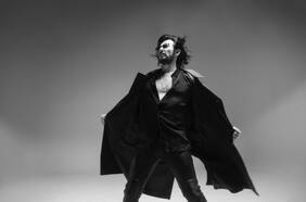 Beto Cuevas apuesta por el optimismo con su versión de un clásico de Raphael: “Era una gran oportunidad para pasar un mensaje”