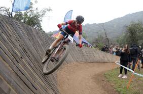 Los hermanos brillan en Santiago 2023: Catalina Vidaurre consigue la segunda plata del Team Chile en el cross country