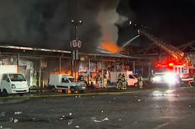 Grifos sin capacidad y trayecto obstaculizado: las deficiencias que enfrentó Bomberos en el voraz incendio de La Vega Central