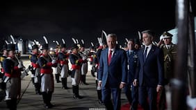 Con Honores fue recibido el Presidente Kast a su arribo a Argentina