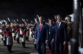 Con Honores fue recibido el Presidente Kast a su arribo a Argentina