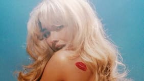 El áspero debate que levantó Sabrina Carpenter con la foto de su nuevo disco (y las conversaciones para traerla a Chile)