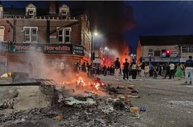 Manifestantes vuelcan vehículo policial e incendian bus de dos pisos en violentos disturbios en ciudad inglesa de Leeds