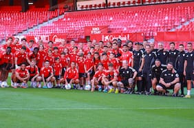 El aplaudido encuentro entre Alexis Sánchez y juveniles del Sevilla