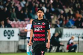 Darío Osorio pierde el control y es expulsado tras feroz patada en agónica igualdad del Midtjylland