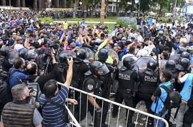 Miles de Argentinos despiden a Maradona