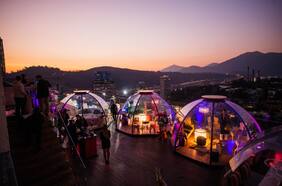 Sube a conocer Red2One, el bar que sorprende con domos en un piso 21 e increíbles vistas de Santiago