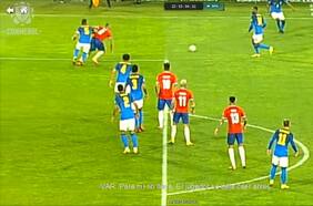 “Para mí, se deja caer antes”: el audio del VAR en la falta de Casemiro a Arturo Vidal que reclama Chile