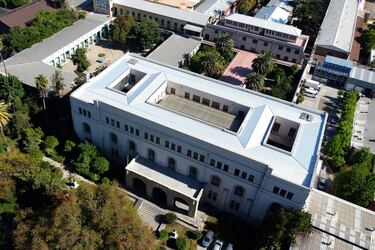 El Internado Nacional Barros Arana (INBA) de la comuna de Santiago.