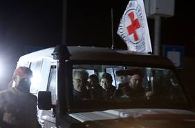 Hamas libera a segundo grupo de rehenes tras retraso por disputa sobre ayuda humanitaria