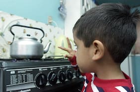 Aumentan accidentes con productos de consumo en niños: Sernac revela que más del 50% de las lesiones son por agua caliente