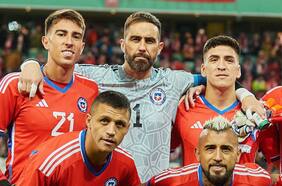 Claudio Bravo se pone la soga al cuello con Berizzo: el técnico de la Roja se irrita porque el capitán privilegió las vacaciones