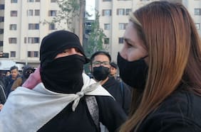 Agreden a la “Tía Pikachu” durante manifestación en Plaza Baquedano