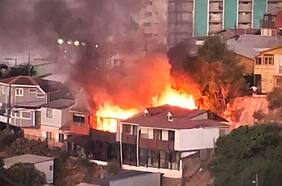Incendio destruye cinco viviendas en Cerro Mariposa de Valparaíso