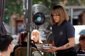 Rosalía se hizo pasar por mesera para promocionar nueva canción y sorprendió a los clientes