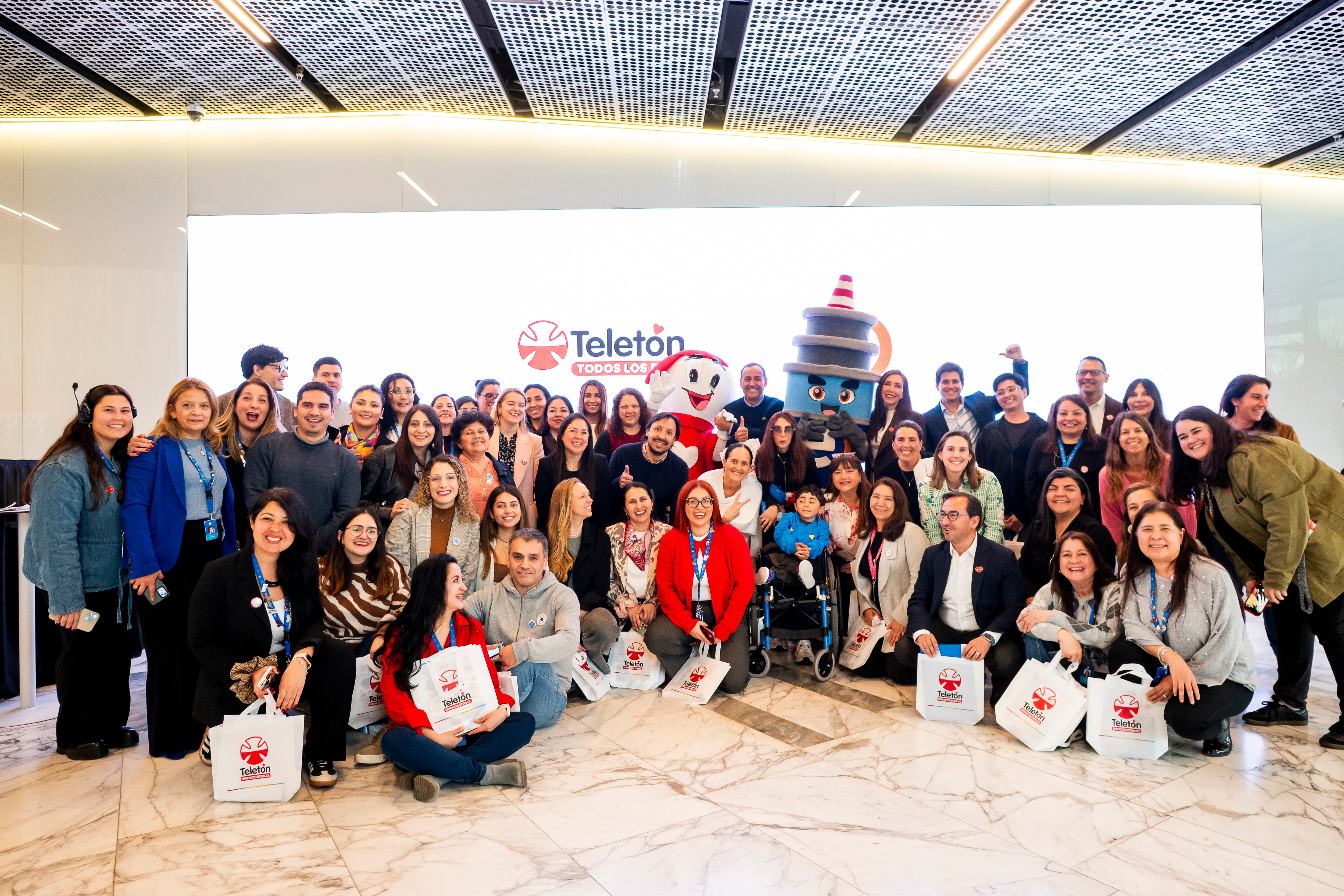 Colaboradores de Entel en el lanzamiento de la campaña.