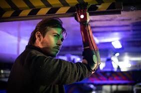 Un hombre británico recibió un brazo biónico inspirado en Venom Snake de Metal Gear