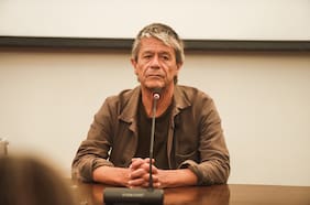 Emmanuel Carrère en Chile: “Roberto Bolaño no sólo inspira admiración: es como un hermano”