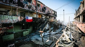 La tragedia en imágenes: tercera jornada de búsqueda e identificación en la población Ríos de Chile tras el devastador incendio