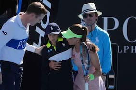 Por extremo calor: tenista turca ayuda a recoge pelotas que se desmayó en pleno partido del Abierto de Australia