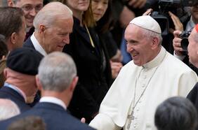 El Papa Francisco y el Presidente Biden se reunirán mientras ambos enfrentan tensiones por el aborto con los obispos de EE.UU.