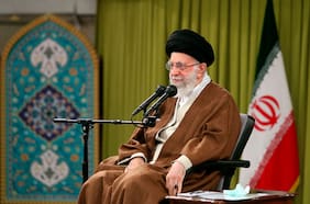 Irán cierra un instituto francés en respuesta a concurso de caricaturas del ayatola Jamenei en Charlie Hebdo