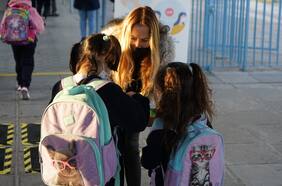 Vuelta a clases: municipios registran bajo el 80% de asistencia y cumplen a medias el protocolo del Mineduc