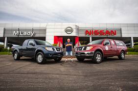 El hombre que hizo un 1 millón de millas en una camioneta Nissan recibe otra de regalo año 2020