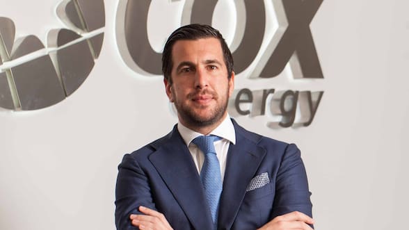 Quién es el poderoso empresario español que detuvo su salida del país tras el triunfo de Kast