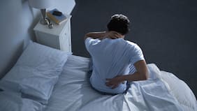Este sencillo truco puede ayudarte a aliviar el dolor de espalda al dormir, según expertos