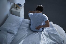 Este sencillo truco puede ayudarte a aliviar el dolor de espalda al dormir, según expertos