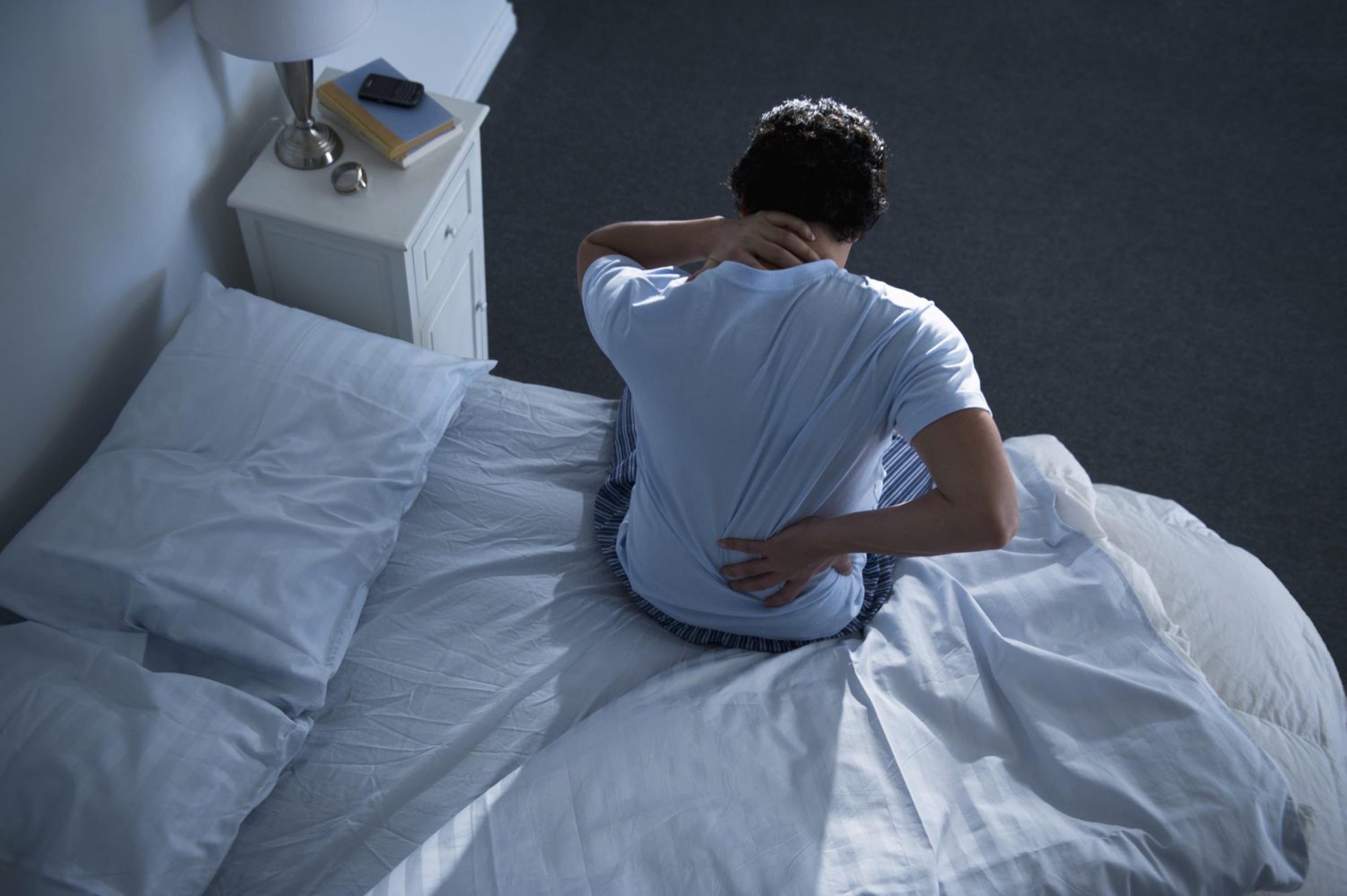 Este sencillo truco puede ayudarte a aliviar el dolor de espalda al dormir, según expertos
