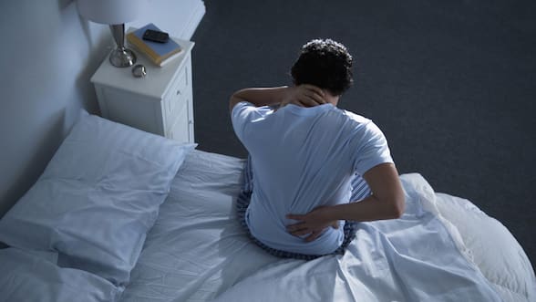 Este sencillo truco puede ayudarte a aliviar el dolor de espalda al dormir, según expertos