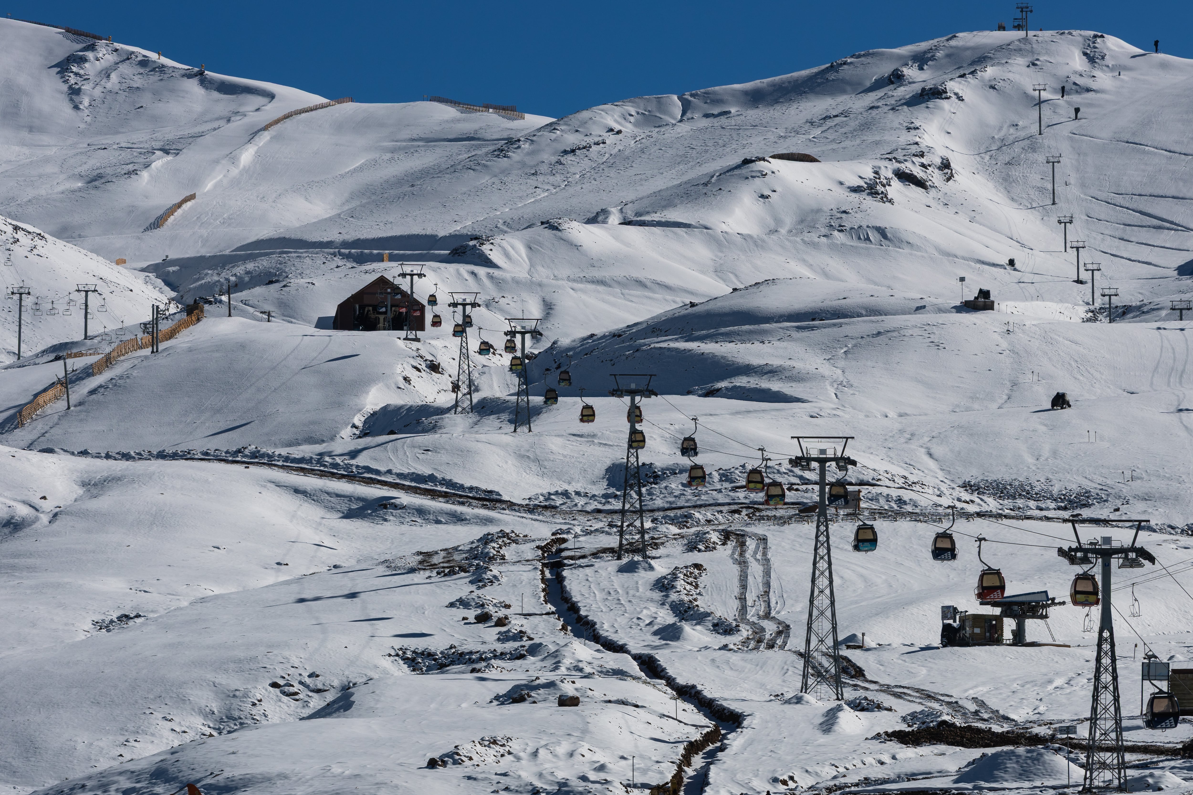 Los descargos de Valle Nevado por video de creadora de contenidos brasileña que acusó a instructor del lugar de xenofobia