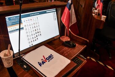 Borrador del texto constitucional
con la consigna "A Favor" en su portada. En su sesión 36 del pleno, el Consejo Constitucional vota la totalidad del texto de nueva propuesta de Constitución. La sesión fue realizada en la sala de sesiones de la Cámara de Diputados, sede Santiago.