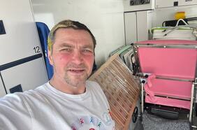 El Dr. Serhii Baksheiev, el ginecólogo que recorre Ucrania en su clínica móvil atendiendo mujeres en el frente de batalla